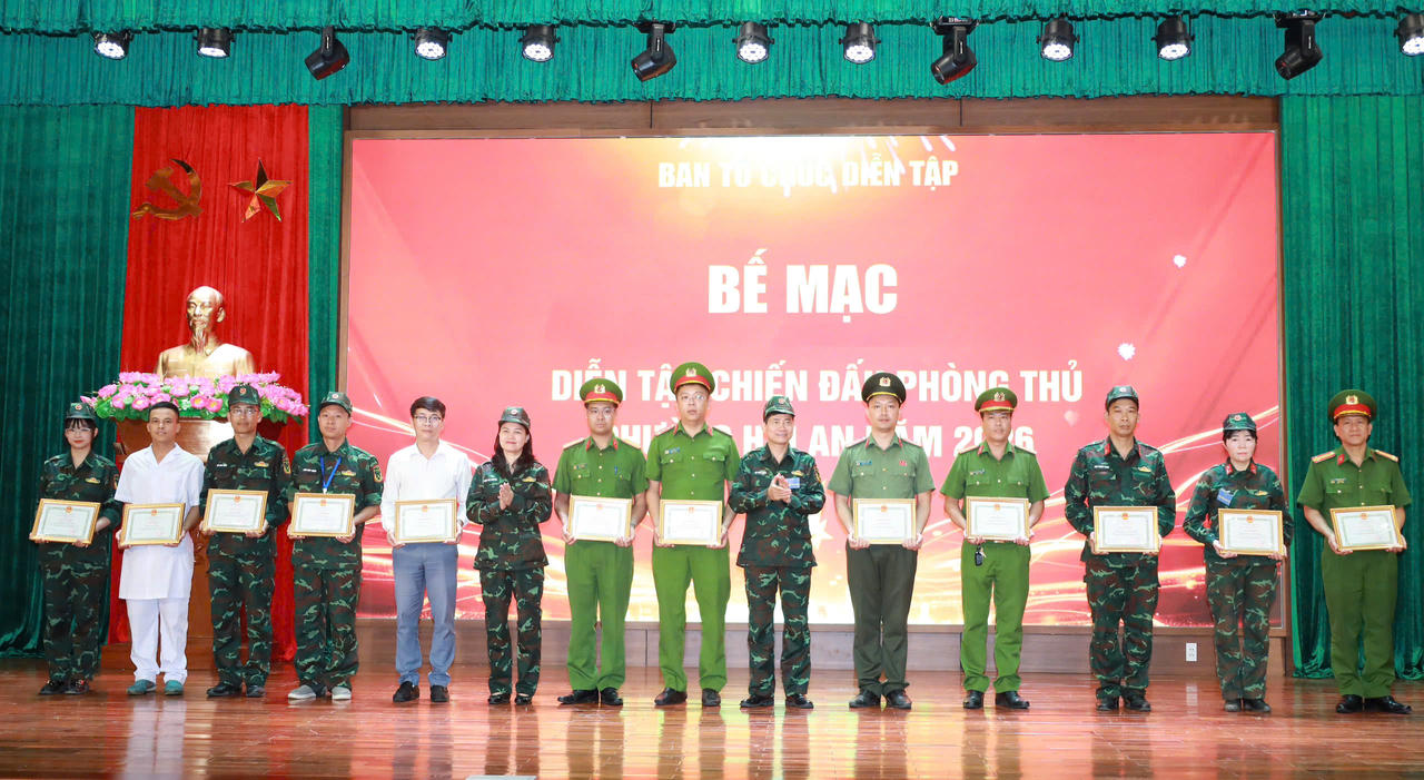 Lãnh đạo phường Hải An ghi nhận những nỗ lực cố gắng của các đơn vị, cá nhân tham gia vào cuộc diễn tập. (Ảnh Huy Nguyễn)