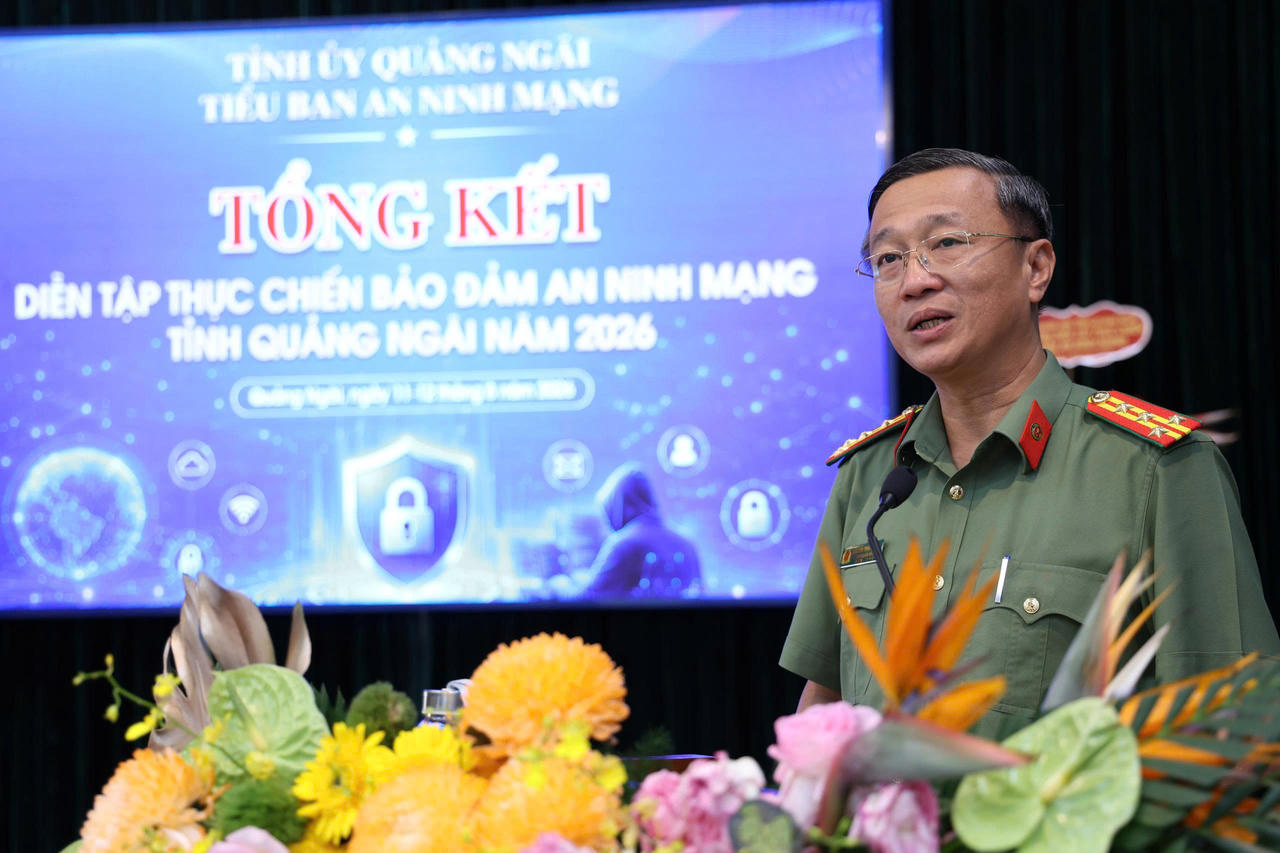 Phó Giám đốc Công an tỉnh Quảng Ngãi đề nghị tiếp tục duy trì các hoạt động đào tạo, trao đổi chuyên môn, giao ban và chia sẻ thông tin giữa lực lượng chuyên trách an ninh mạng với các sở, ngành. (ảnh Vân Anh)