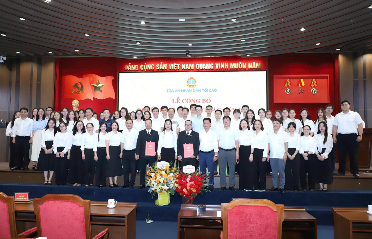 Tập thể lãnh đạo, cán bộ Vụ Giám đốc, kiểm tra II chụp ảnh lưu niệm chúc mừng ông Phạm Văn Tuyền và Bùi Anh Thắng.