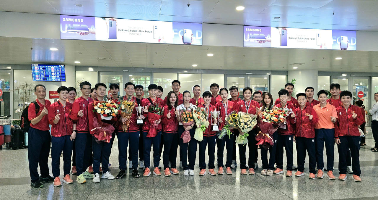 HLV và các VĐV Cầu mây Việt Nam nhận hoa chúc mừng sau thành tích tại King’s Cup 2026.