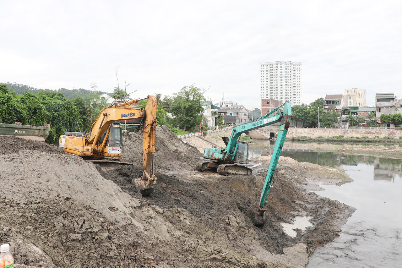 Dự án Nạo vét hồ điều hòa trạm bơm tiêu úng phía Nam (Cầu Đen) và hồ điều hòa trạm bơm tiêu úng Đông Nam (Bến Thủy) đang triển khai. Ảnh: H.B