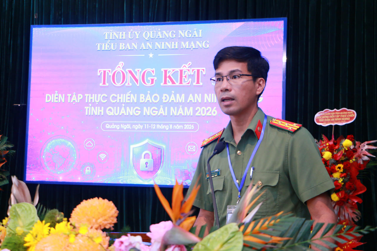Đại tá Nguyễn Ngọc Thạnh, Trưởng phòng An ninh mạng và phòng, chống tội phạm sử dụng công nghệ cao (Công an tỉnh Quảng Ngãi), Trưởng Ban tổ chức diễn tập thông tin về kịch bản trong phần thi của các đội. (ảnh Vân Anh)