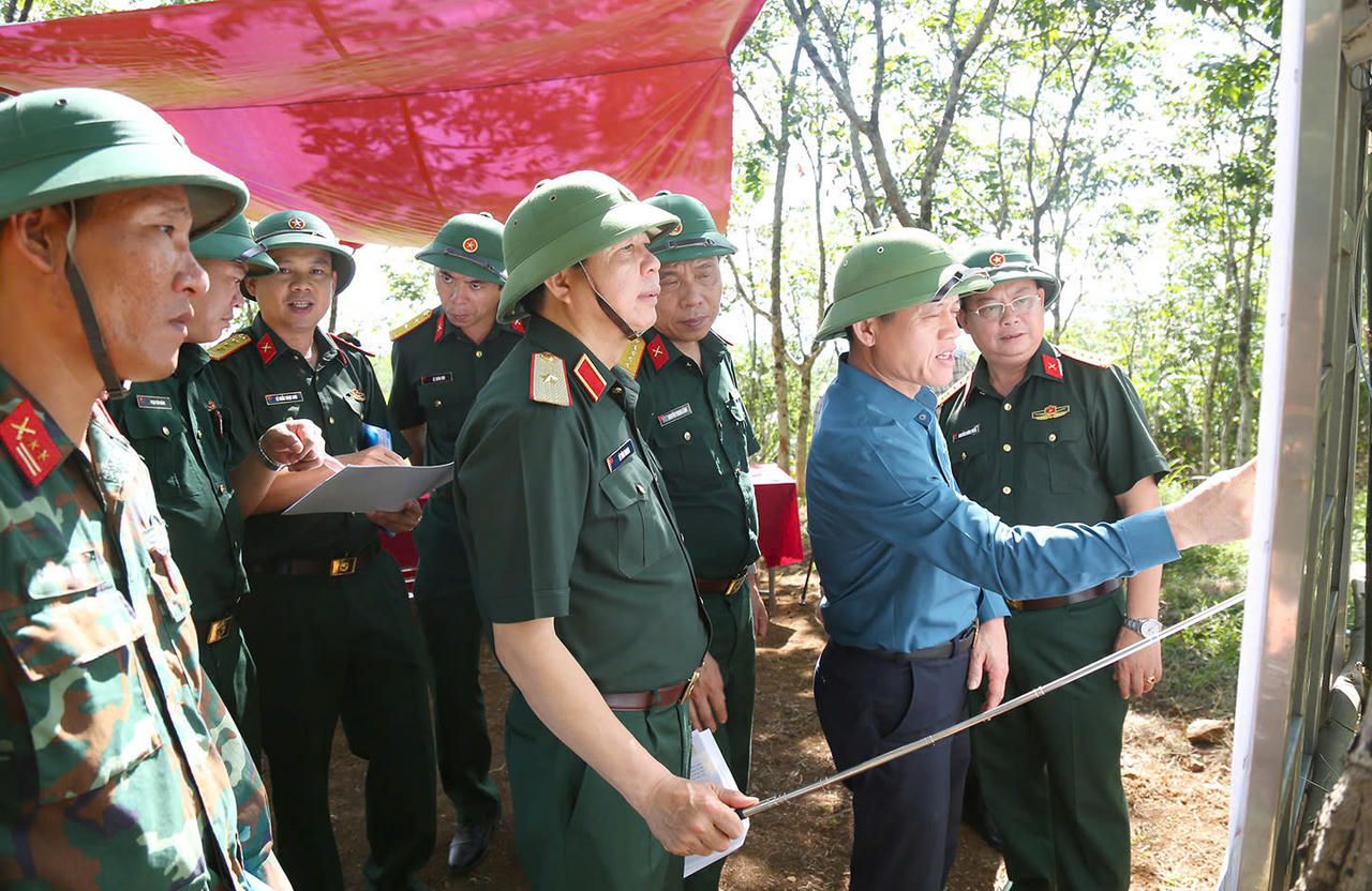 Từ những thông tin lịch sử và dấu hiệu dưới lòng đất, lực lượng chức năng từng bước khoanh vùng các vị trí nghi có hài cốt liệt sĩ tại căn cứ Cồn Tiên. (Ảnh: Hoàng Cuối)