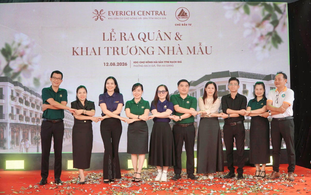 Các đại biểu chụp ảnh lưu niệm. Ảnh: Khánh Thùy