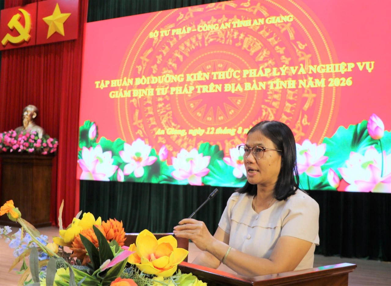 Bà Nguyễn Thị Thuỵ, Cục bổ trợ tư pháp – Bộ Tư pháp báo cáo các chuyên đề tại hội nghị tập huấn. Ảnh: Tiến Dũng
