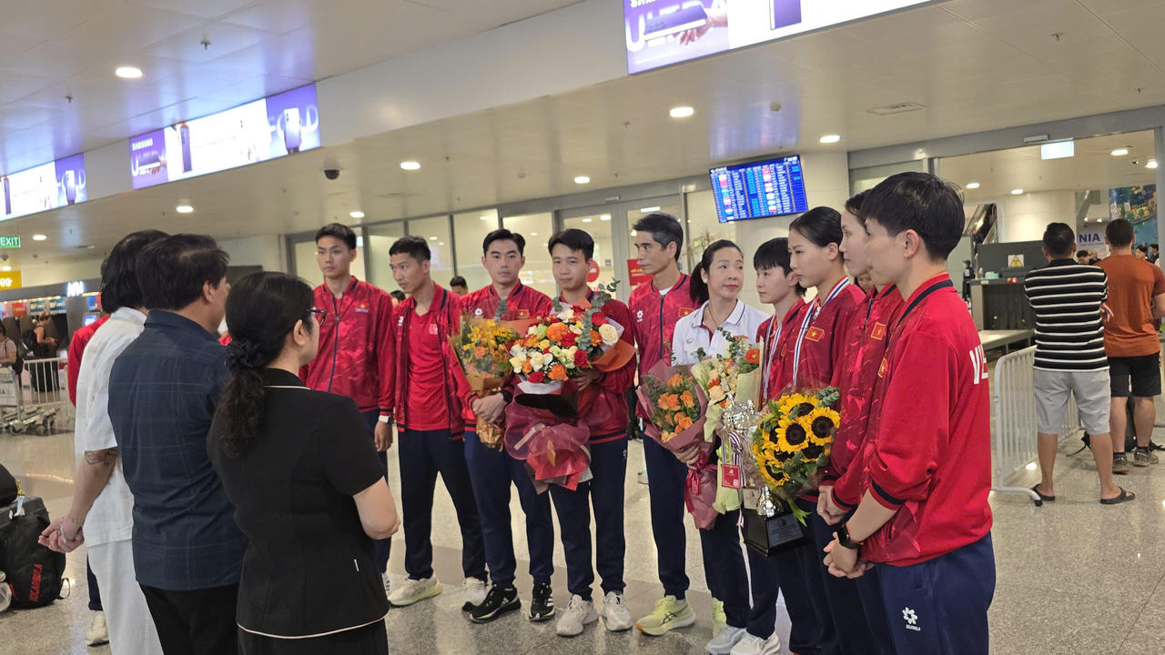 Ông Đinh Văn Luyến, Giám đốc Trung tâm Huấn luyện và Thi đấu thể thao Hà Nội, đón và chúc mừng các VĐV Cầu mây Việt Nam trở về từ Thái Lan.