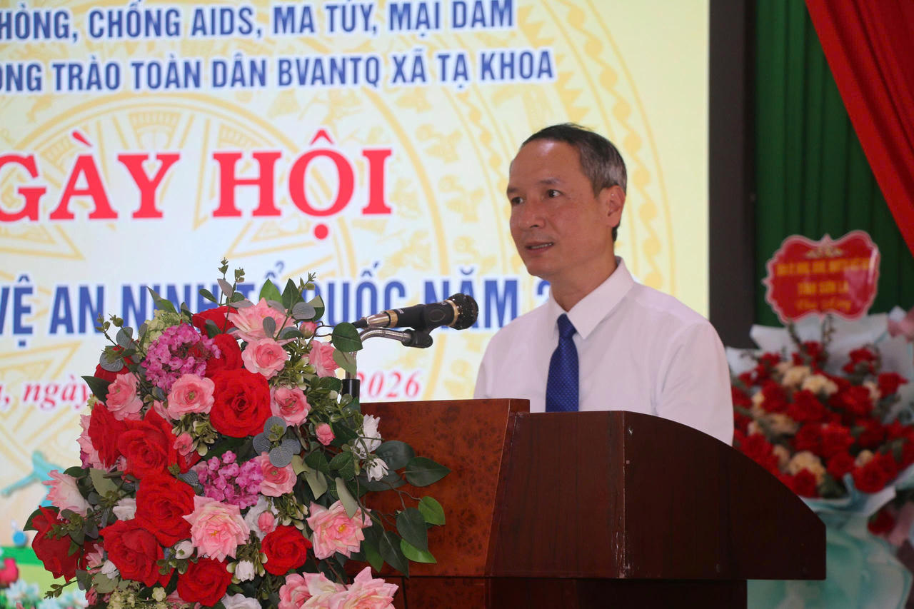 Ông Nguyễn Xuân Hùng - Chủ tịch UBND xã Tạ Khoa phát biểu tại ngày hội (Ảnh: Quốc Định).
