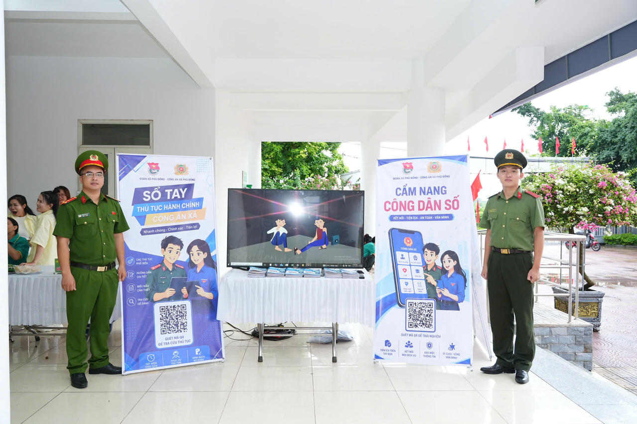 Lực lượng công an xã Phù Đổng tham gia tích cực trong công tác chuyển đổi số. (Ảnh: Nguyễn Sơn)