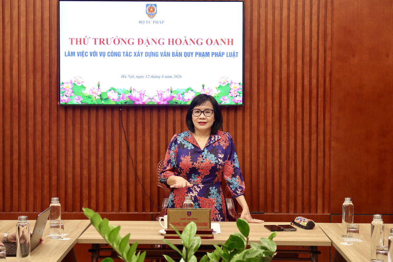 Thứ trưởng Đặng Hoàng Oanh phát biểu kết luận. 