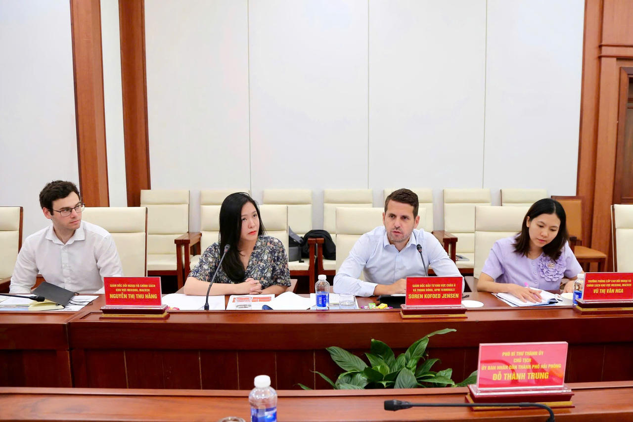 Ông Soren Kofoed Jensen, Giám đốc Đầu tư khu vực châu Á và Trung Đông, APM Terminals trao đổi tại cuộc làm việc. (Ảnh Cổng TTĐT Hải Phòng)