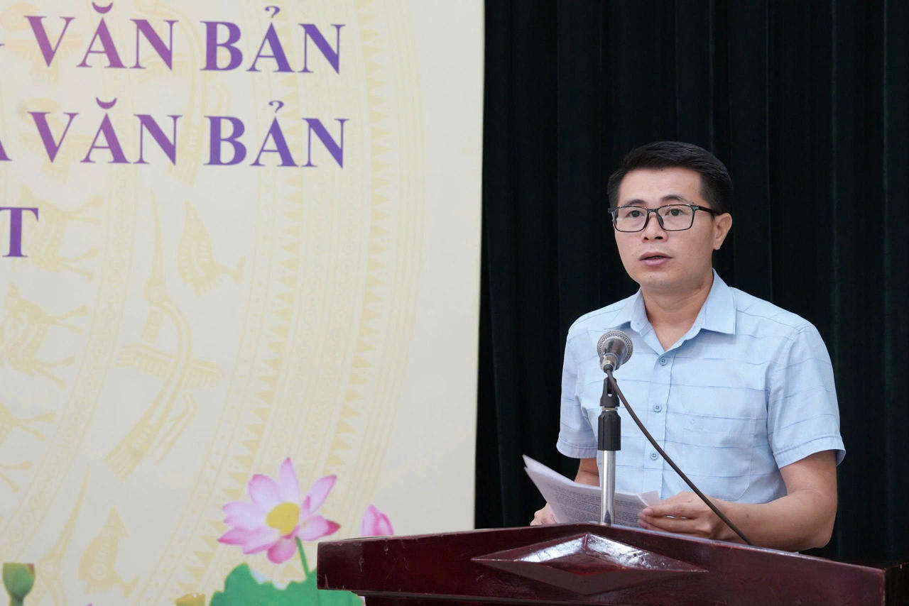 Đại diện Cục KTVB&TCTHPL trình bày dự thảo Báo cáo tại Hội thảo.