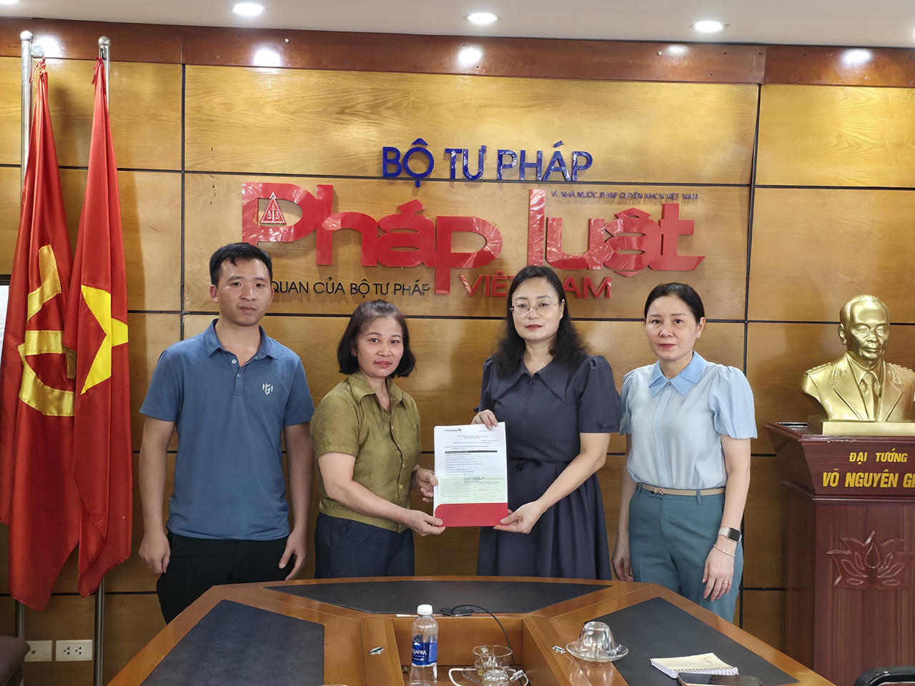 Báo Pháp luật Việt Nam trao sổ tiết kiệm hỗ trợ con nữ cán bộ trẻ không may qua đời