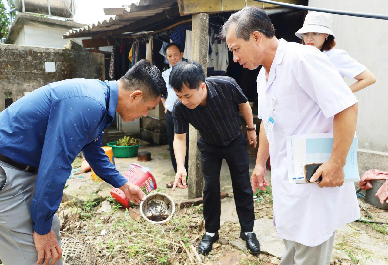 Giám đốc CDC Hà Tĩnh cùng chính quyền địa phương kiểm tra tại xã Kỳ Hoa. (Ảnh Nhật Thắng)