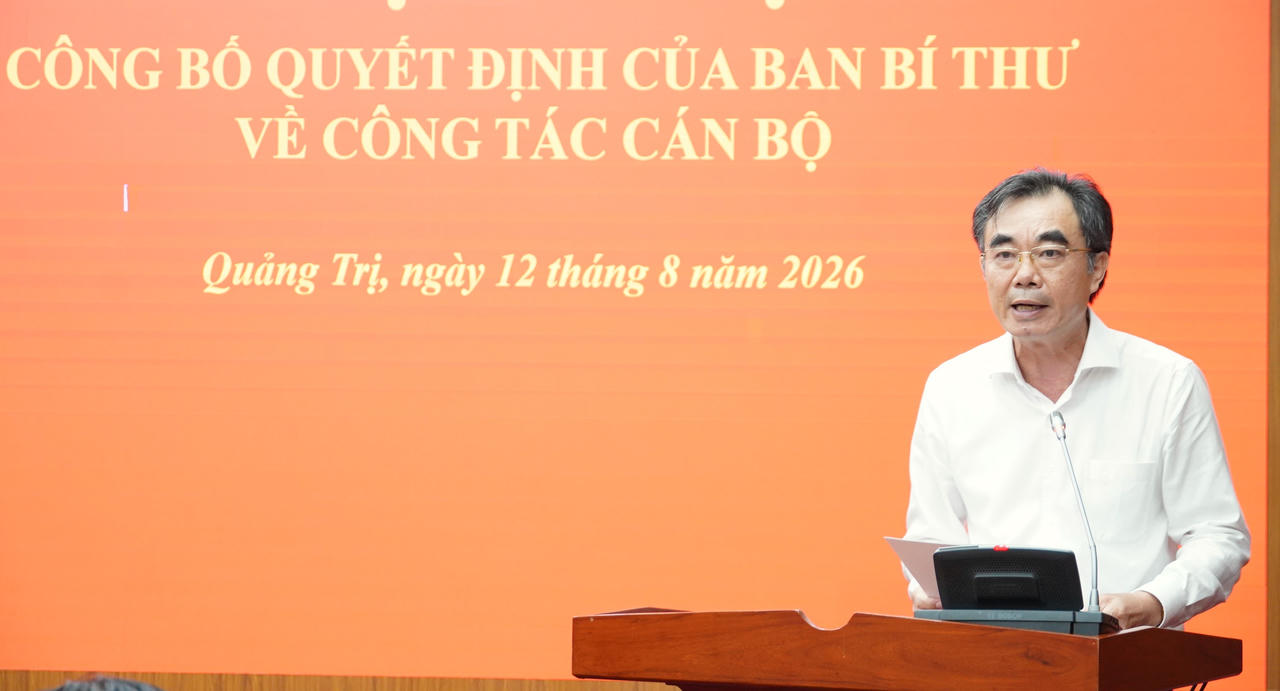 Trưởng ban Tổ chức Tỉnh ủy Nguyễn Lương Bình công bố quyết định của Ban Bí thư về công tác cán bộ. (Ảnh: Q.V)