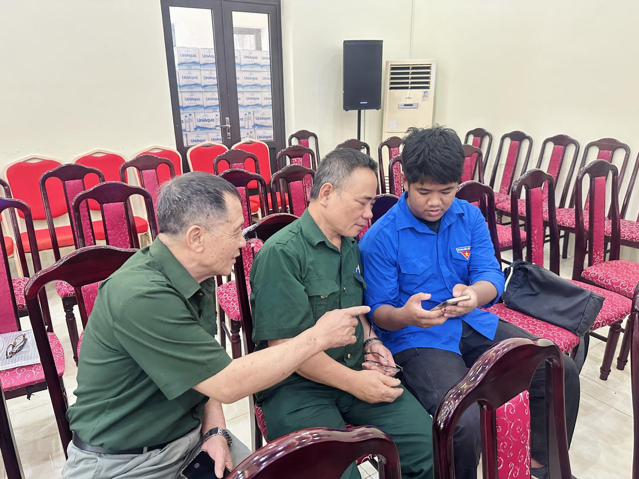 Lực lượng đoàn viên thanh niên tích cực tham gia hướng dẫn người dân cập nhật công nghệ số. (Ảnh: Nguyễn Sơn)