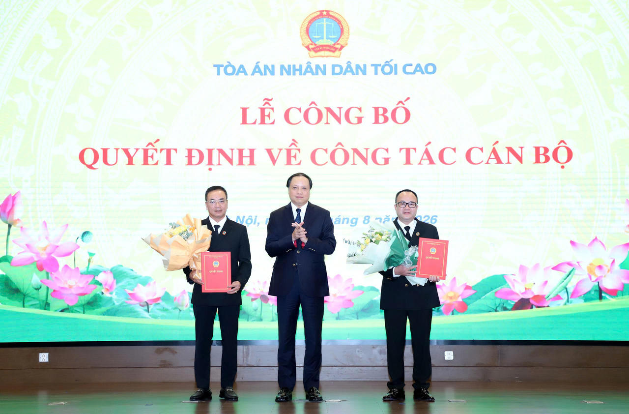 Ủy viên Ban Thường vụ Đảng ủy, Phó Chánh án TANDTC Lê Tiến trao quyết định bổ nhiệm lãnh đạo cho đồng chí Phạm Văn Tuyền và Bùi Anh Thắng.