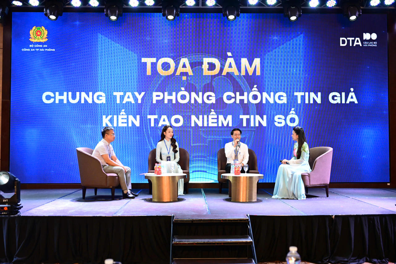 Tọa đàm: “Chung tay phòng, chống tin giả - Kiến tạo niềm tin số” và “Lan tỏa giá trị tích cực - Hành động vì cộng đồng”. (Ảnh Cổng TTĐT Hải Phòng)