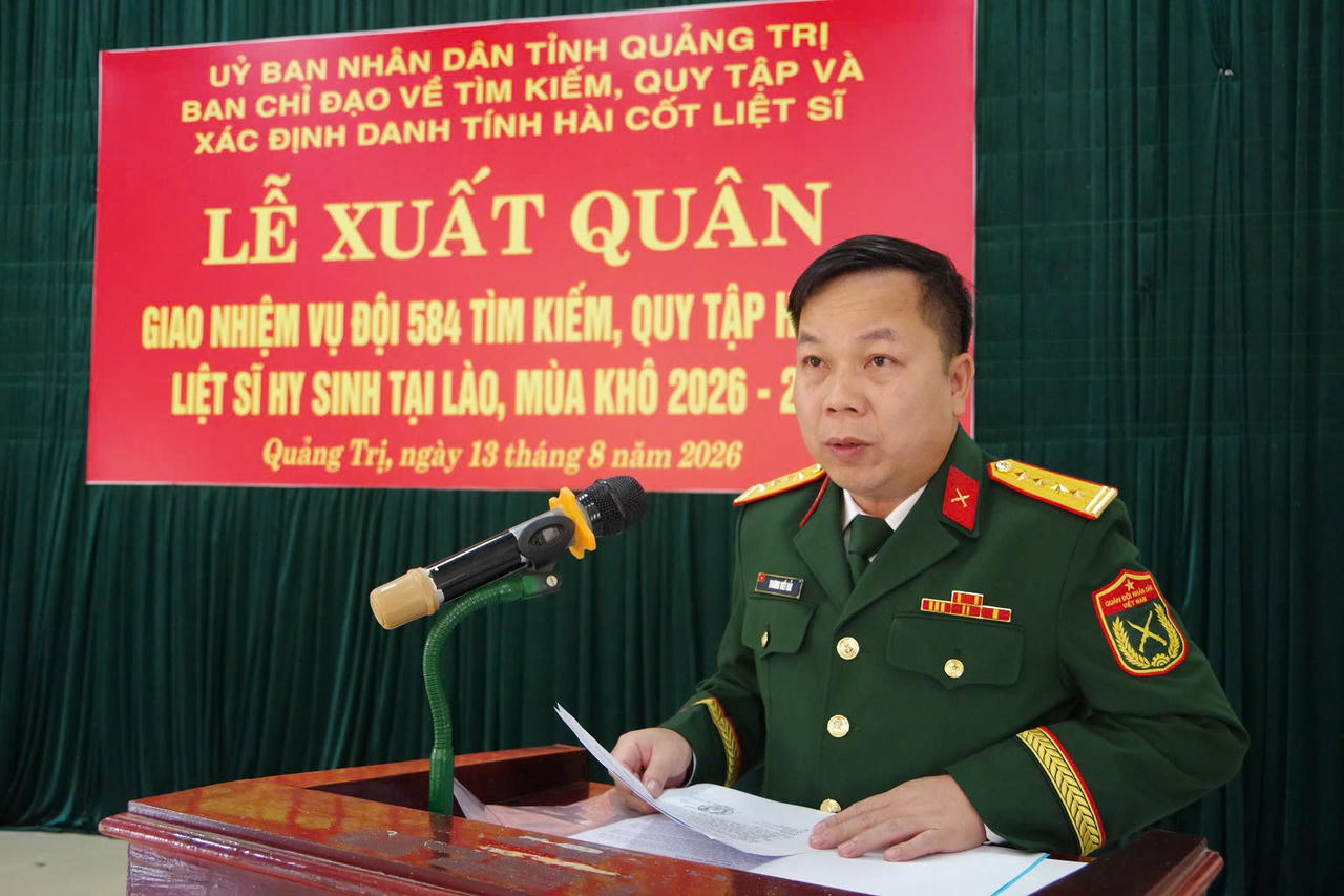 Đại tá Trương Viết Hải - Phó Bí thư Thường trực Đảng ủy Quân sự tỉnh, Chính uỷ Bộ CHQS tỉnh, Phó Trưởng ban Thường trực ban chỉ đạo tỉnh lên công bố quyết định về việc cử lực lượng đi thực hiện nhiệm vụ tìm kiếm, quy tập hài cốt liệt sĩ mùa khô 2026-2027. (Ảnh: Xuân Diện)