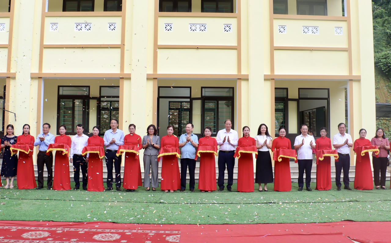 Đại diện Hội đồng thành viên, Ban Điều hành Agribank cùng các đại biểu Ngân hàng Nhà nước và&nbsp;tỉnh Cao Bằng cắt băng khánh thành công trình trường Tiểu học Vĩnh Quang, xã Lý Bôn - Cao Bằng.