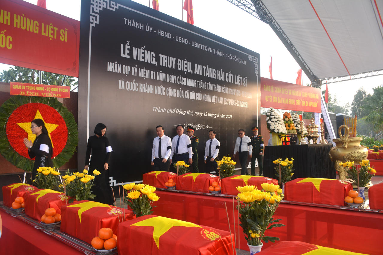 Thứ trưởng Bộ Quốc phòng Nguyễn Văn Hiền dự Lễ truy điệu, an táng 29 hài cốt liệt sĩ tại Đồng Nai