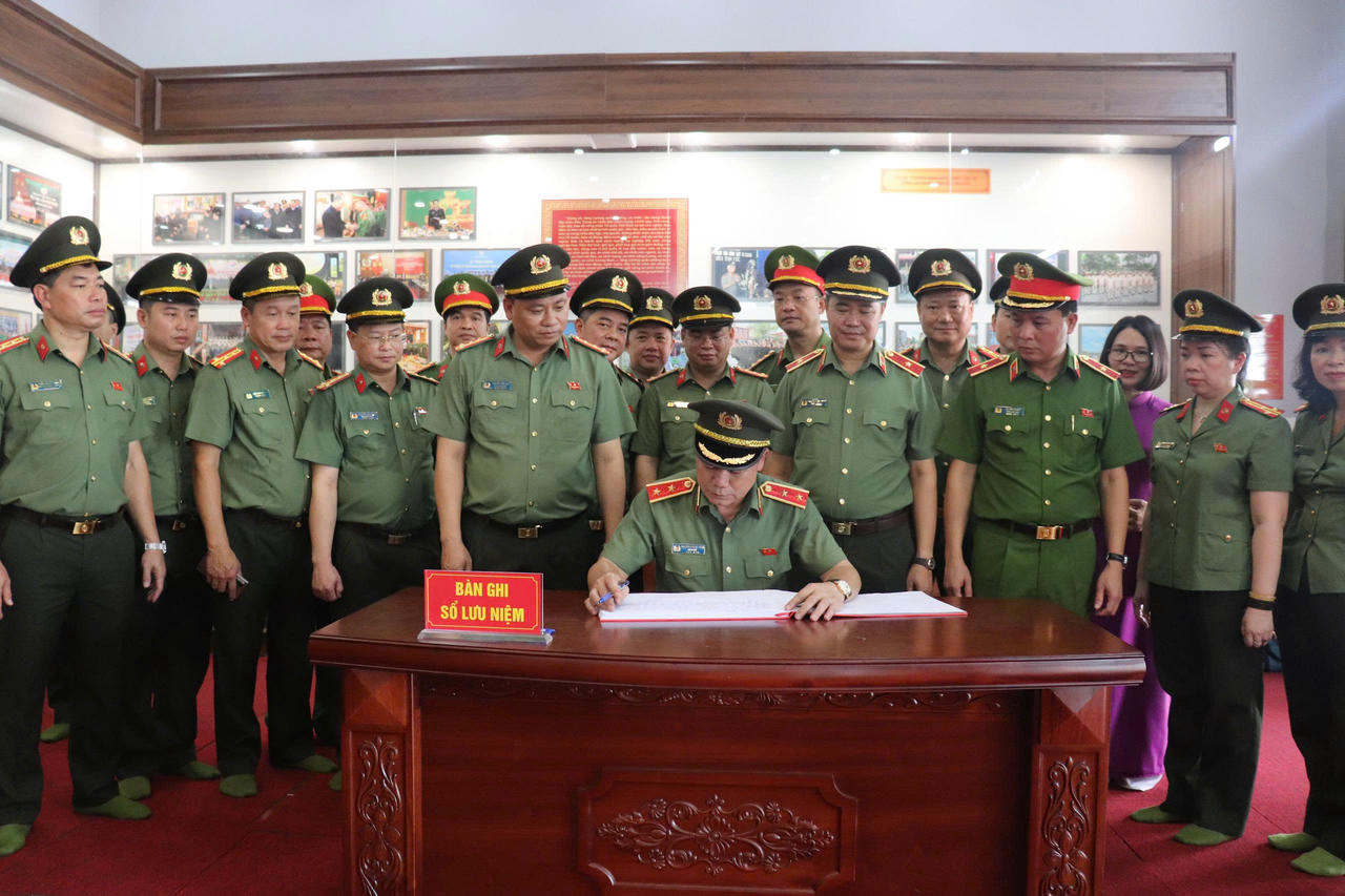 Trung tướng Nguyễn Thanh Tùng ghi sổ lưu niệm tại Khu lưu niệm Anh hùng Liệt sĩ Công an nhân dân Bùi Thị Cúc.