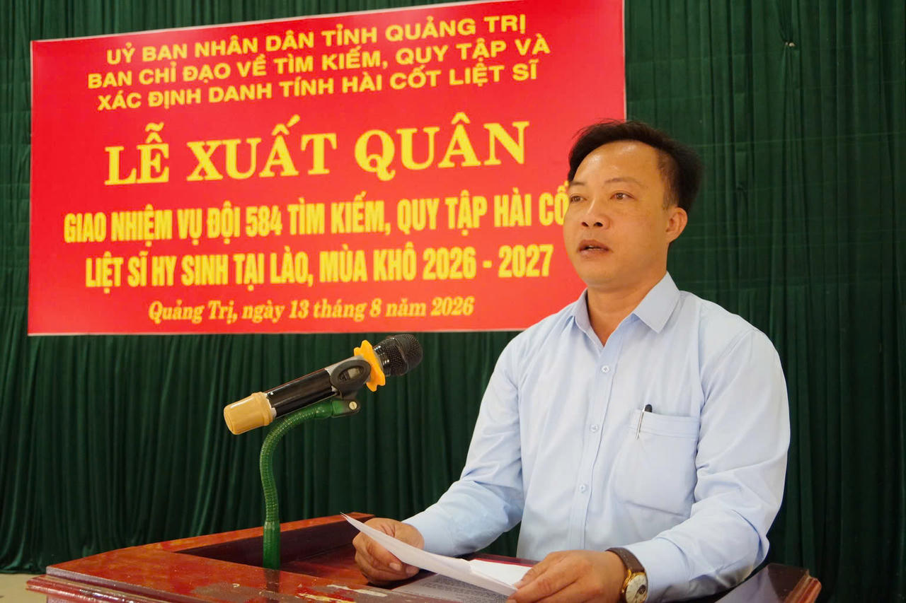 Thượng tá Hoàng Văn Hồng - Chính trị viên Đội 584, Phòng Chính trị, Bộ CHQS tỉnh phát biểu nhận nhiệm vụ. (Ảnh: Xuân Diện)