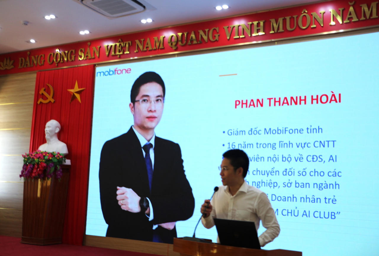 Ông Phan Thanh Hoài, Giám đốc Mobifone Quảng Trị hướng dẫn ứng dụng AI trong công tác chuyên môn.