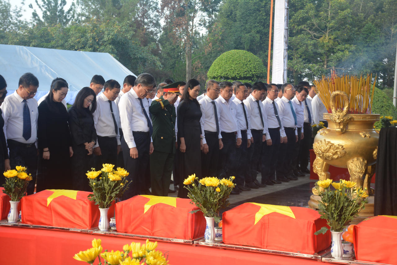 Các đại biểu dâng hương tưởng niệm anh linh các anh hùng liệt sĩ. Ảnh: Trọng Trung