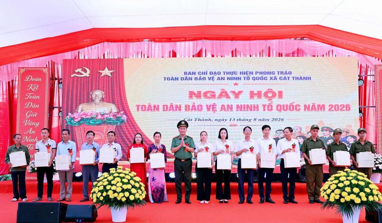 Đại tá Cù Quốc Thắng, Ủy viên Ban Thường vụ Tỉnh ủy, Bí thư Đảng ủy, Giám đốc Công an tỉnh tặng quà cho 15 điển hình trong phong trào Toàn dân bảo vệ an ninh Tổ quốc của xã Cát Thành.Ảnh: Công an Ninh Bình