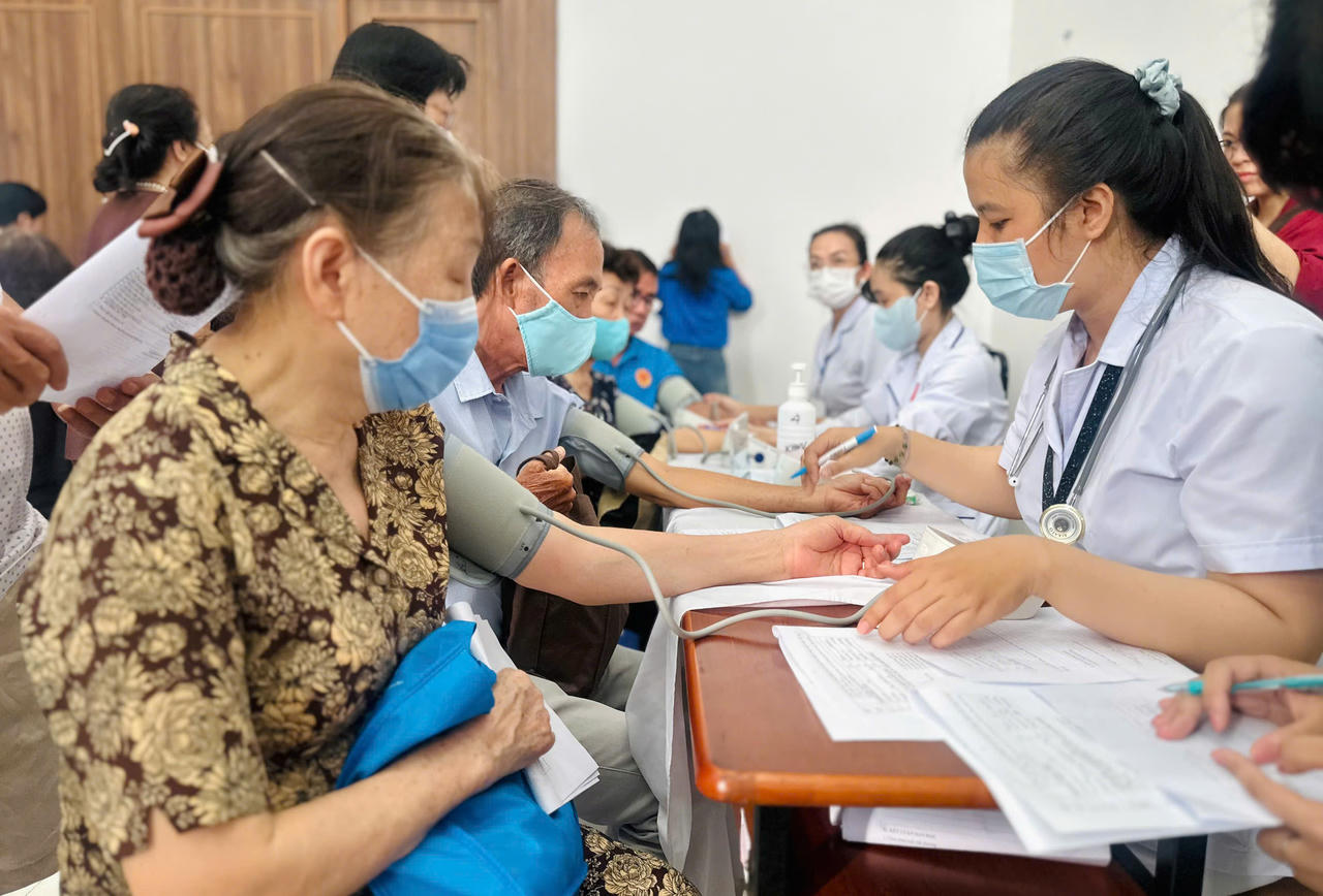 Chênh lệch lớn về tỷ lệ thực hiện khám sức khỏe miễn phí cho người dân giữa các xã, phường ở TP HCM