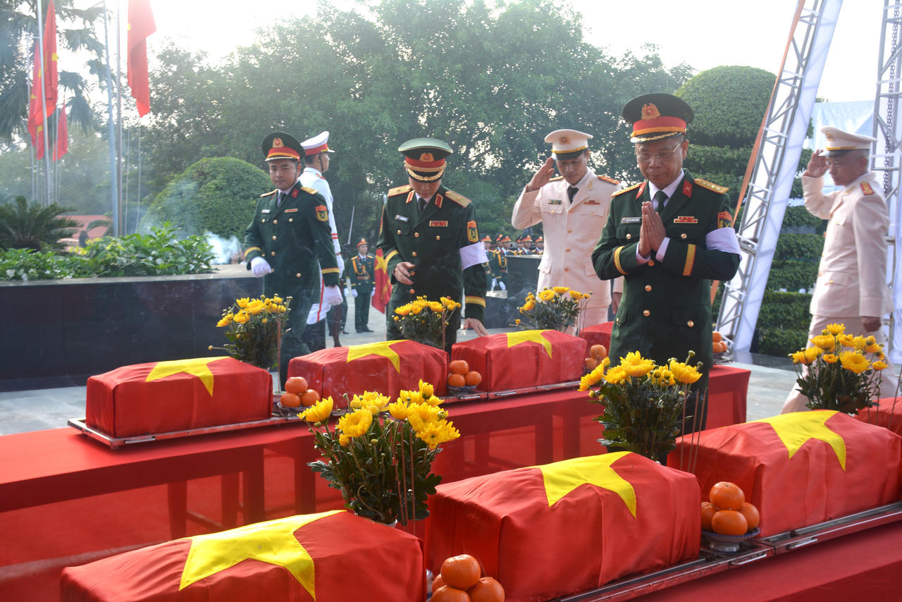 Thứ trưởng Bộ Quốc phòng Nguyễn Văn Hiền dự Lễ truy điệu, an táng 29 hài cốt liệt sĩ tại Đồng Nai
