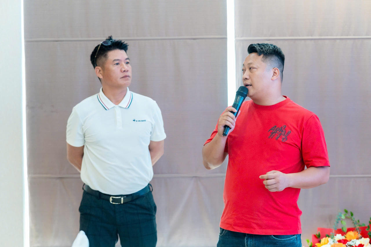 Ông Phi Hùng (áo đỏ) - Giám đốc Miss Media, Trưởng Ban tổ chức giải.