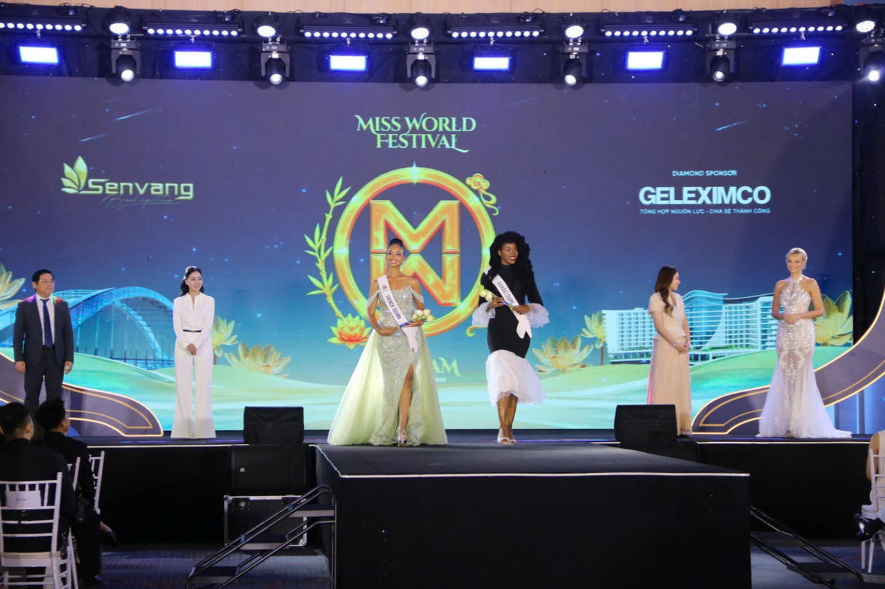 Tâm điểm của buổi họp báo là nghi thức trao sash (dải băng đeo) cho các thí sinh Miss World 2026, chính thức đánh dấu sự hiện diện và khởi đầu hành trình tranh tài của khoảng 120 đại diện nhan sắc đến từ các quốc gia và vùng lãnh thổ. (Ảnh Báo ANHP)