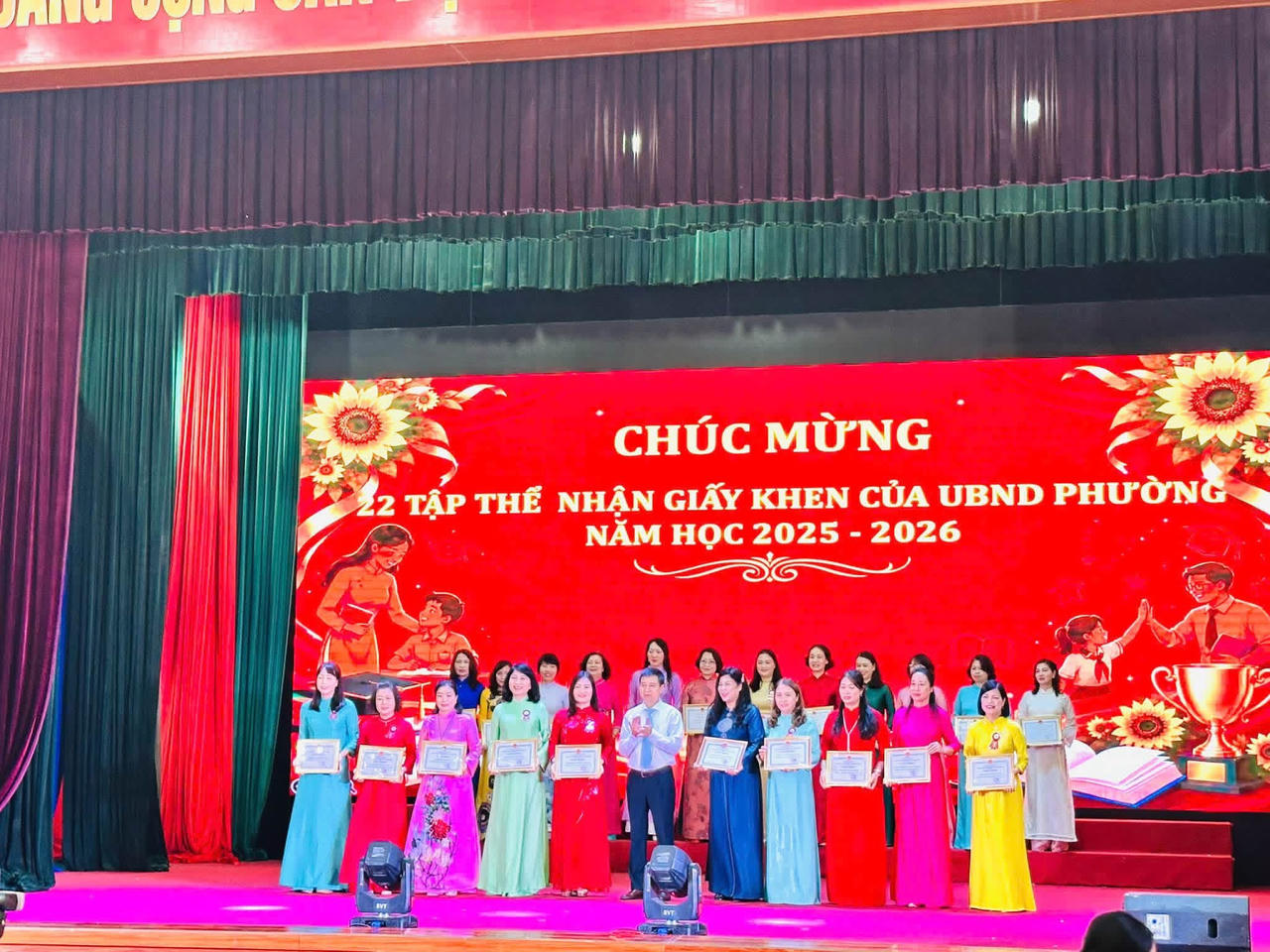 Trường Tiểu học Nguyễn Văn Tố nhận giấy khen của UBND phường Lê Chân (Ảnh Trường Tiểu học Nguyễn Văn Tố)