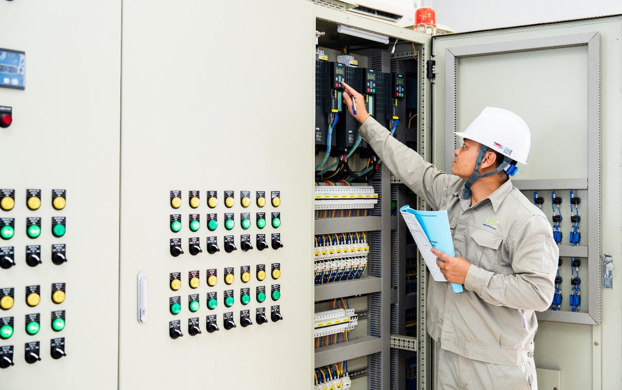 Cán bộ kỹ thuật của Công ty IMC, đơn vị chuyên quản lý vận hành các KCN
