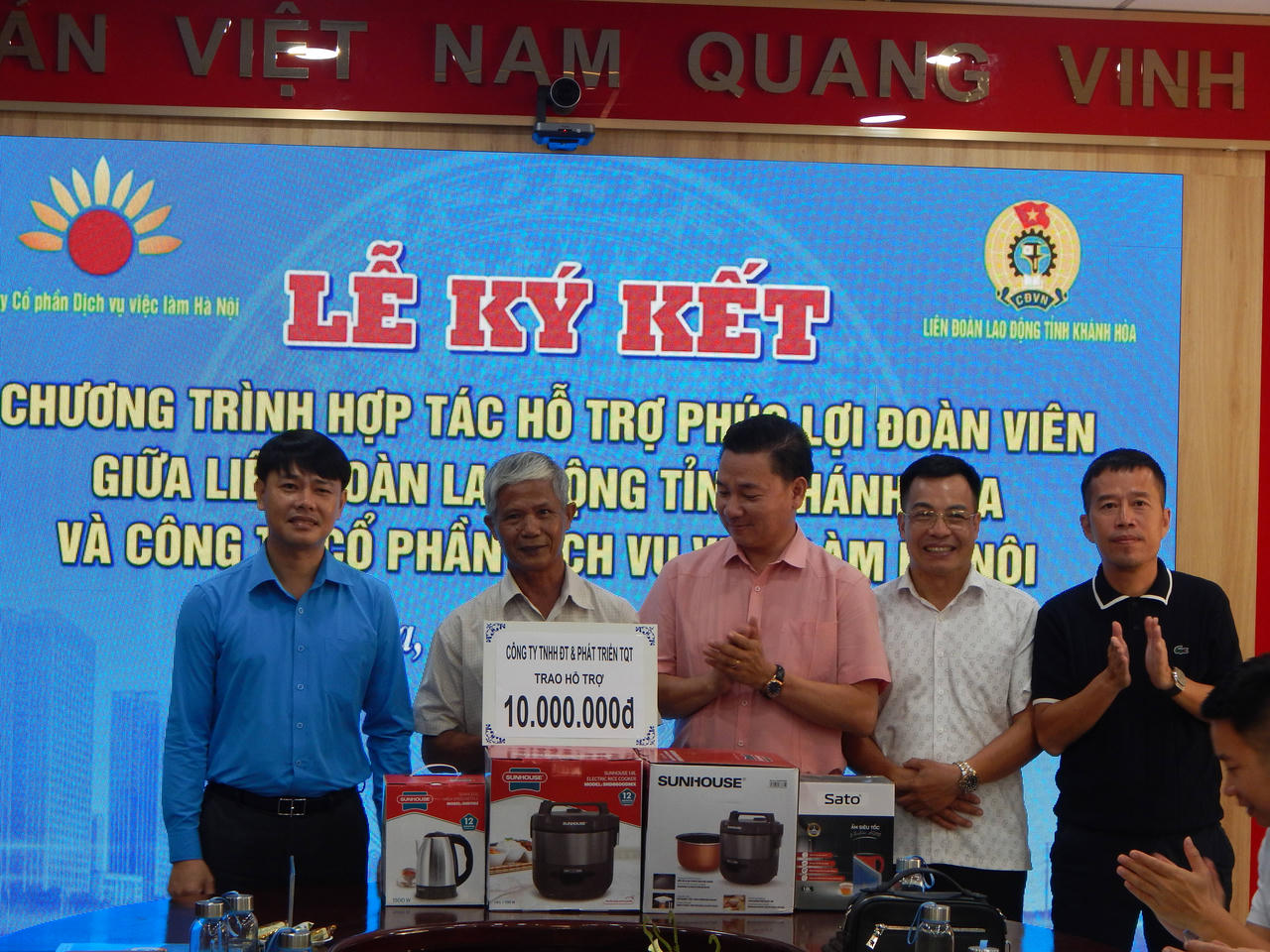 Công ty TNHH Đầu tư và Phát triển TQT, Công ty Cổ phần SATO Việt Nhật cùng Nhà báo Vũ Đình Tiến - Báo Pháp luật Việt Nam trao 10 triệu đồng và các vật dụng thiết yếu hỗ trợ ông Tống Phước Phúc.