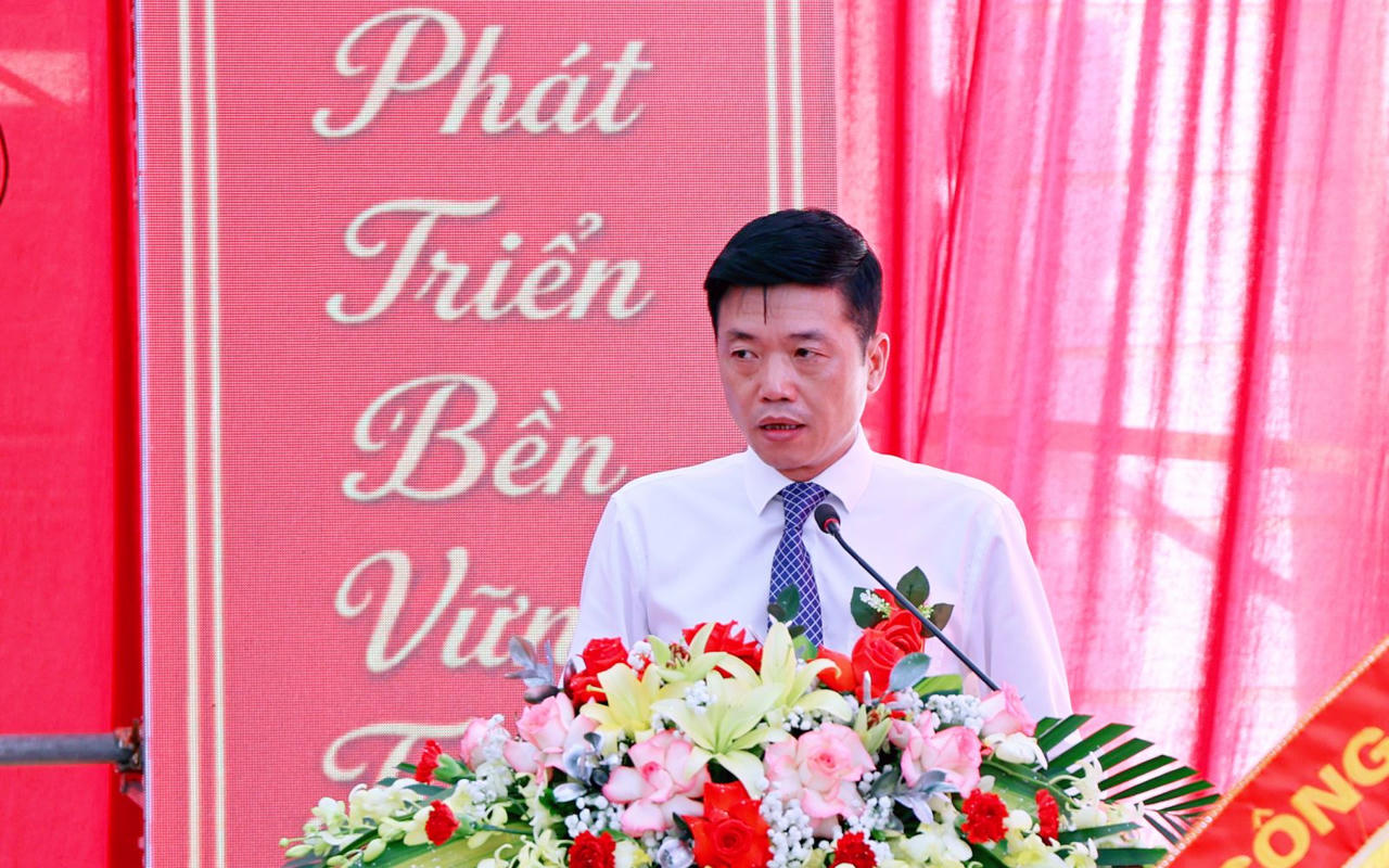 Ông Đỗ Kiên Cường, Phó Bí thư Đảng ủy, Chủ tịch Ủy ban nhân dân xã Cát Thành trình bày Diễn văn tại Ngày hội. Ảnh: Công an Ninh Bình