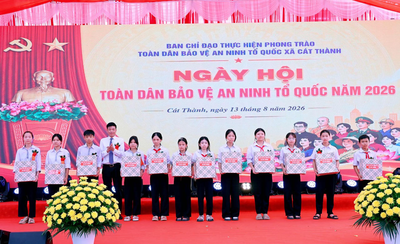 Ông Đỗ Kiên Cường, Phó Bí thư Đảng ủy, Chủ tịch Ủy ban nhân dân xã Cát Thành tặng quà cho 15 em học sinh tiêu biểu.Ảnh: Công an Ninh Bình