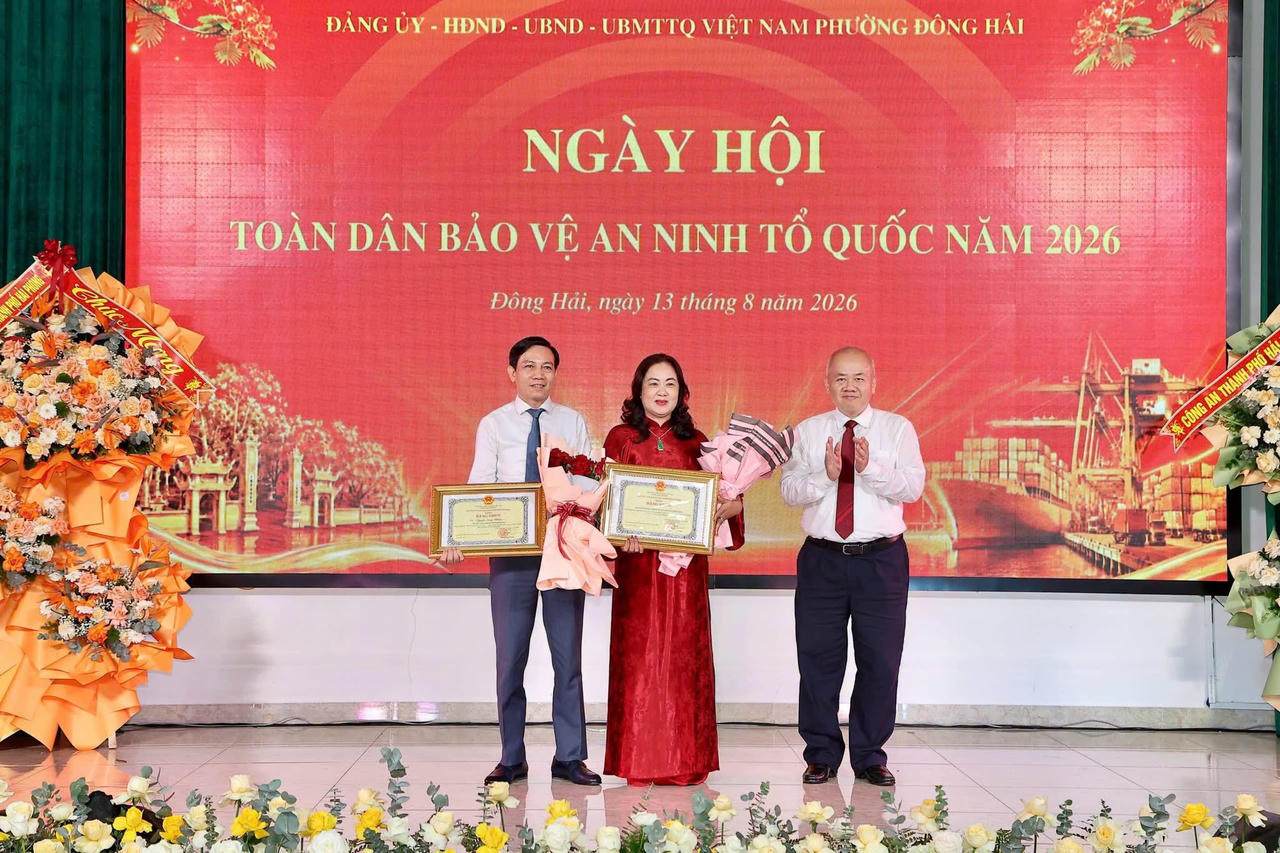 Ông Đỗ Thành Trung - Phó Bí thư Thành ủy, Chủ tịch UBND thành phố tặng Bằng khen cho 1 tập thể, 1 cá nhân có thành tích xuất sắc trong xây dựng phong trào “Toàn dân bảo vệ an ninh Tổ quốc” (Ảnh: Cổng TTĐT Hải Phòng)
