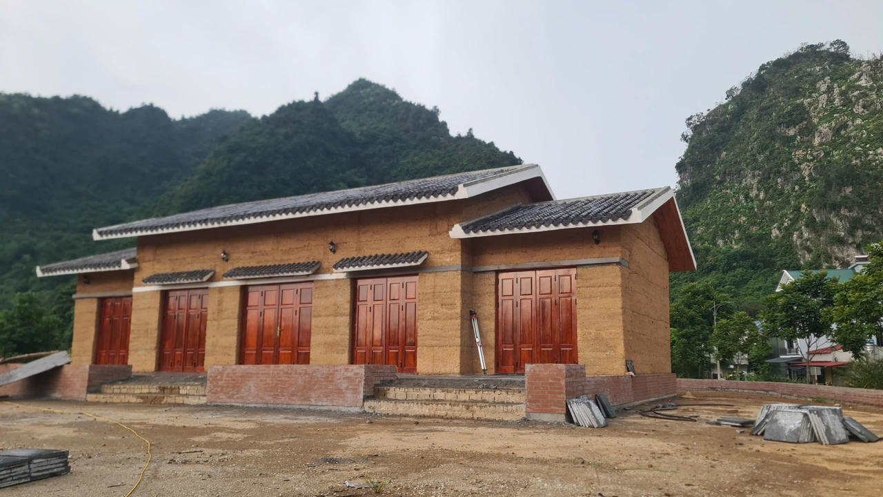 Nhà xây bằng kết cấu trình tường tại khuôn viên dự án. (Ảnh: Minh Hữu)