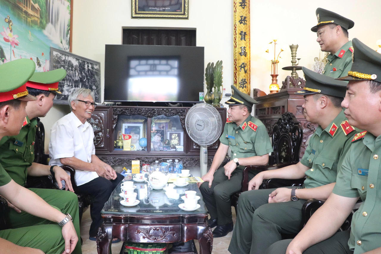 Trung tướng Nguyễn Thanh Tùng cùng Đoàn đại biểu Công an TP Hà Nội tri ân Anh hùng liệt sĩ CAND Bùi Thị Cúc tại xã Xuân Trúc, tỉnh Hưng Yên.