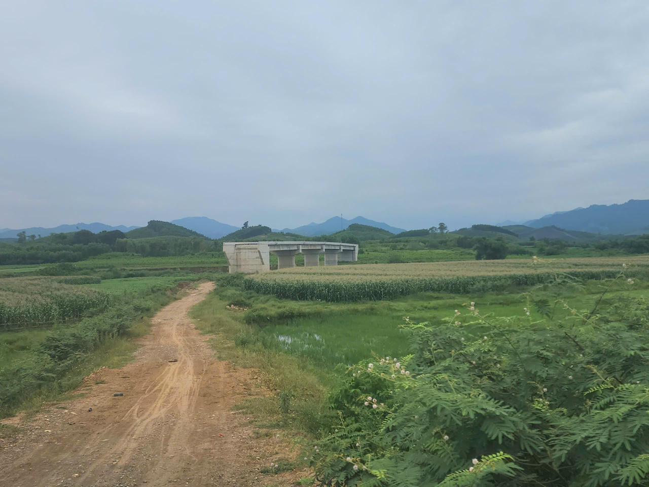 Cầu Mô Vĩnh nối từ xã Kim Bảng qua xã Hoa Quân đang thiếu đường dẫn. (Ảnh: Zen Linh)