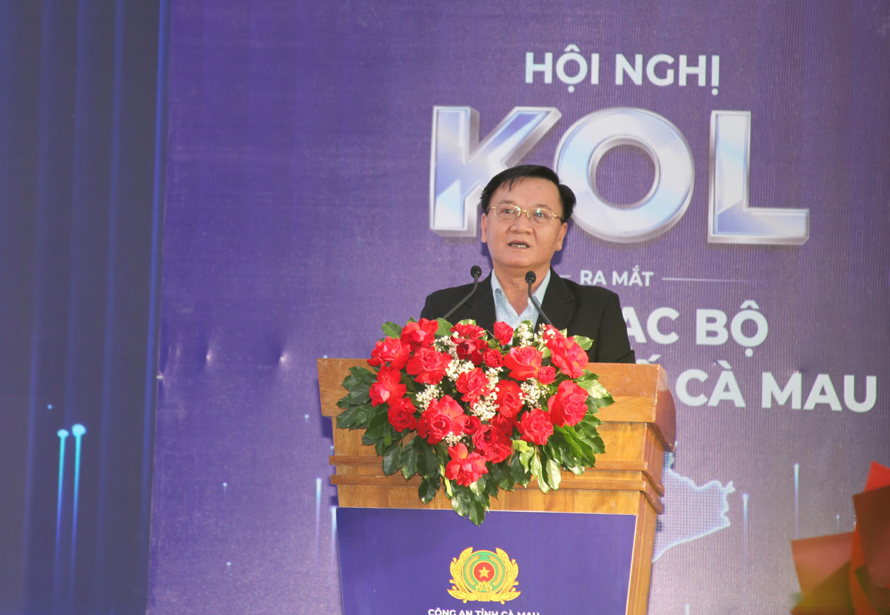 Thượng tá Đỗ Minh Kim - Phó Trưởng phòng 3, Cục An ninh mạng và phòng, chống tội phạm sử dụng công nghệ cao (Bộ Công an), trình bày chuyên đề về kiến tạo niềm tin số trong kỷ nguyên AI và phát huy trách nhiệm của KOL trong xây dựng không gian mạng. (Ảnh: Trọng Nghĩa)