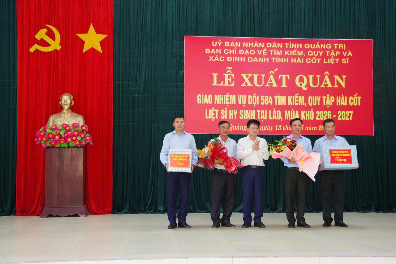  Ông Lê Văn Bảo - Phó Chủ tịch UBND tỉnh trao quà của UBND tỉnh, Ban chỉ đạo về tìm kiếm, quy tập và xác định danh tính hài cốt liệt sĩ tỉnh động viên cán bộ, chiến sĩ Đội 584 lên đường thực hiện nhiệm vụ. (Ảnh: Xuân Diện)