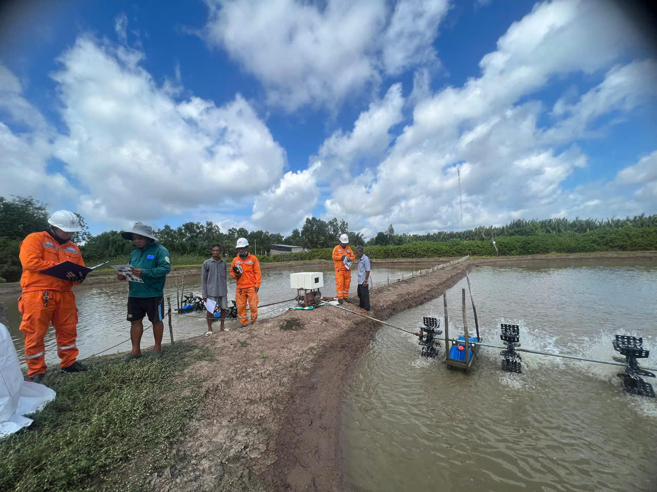 Thực hiện theo hướng dẫn của ngành điện đối với các đường dây điện sau đồng hồ chính. Ảnh: EVNSPC