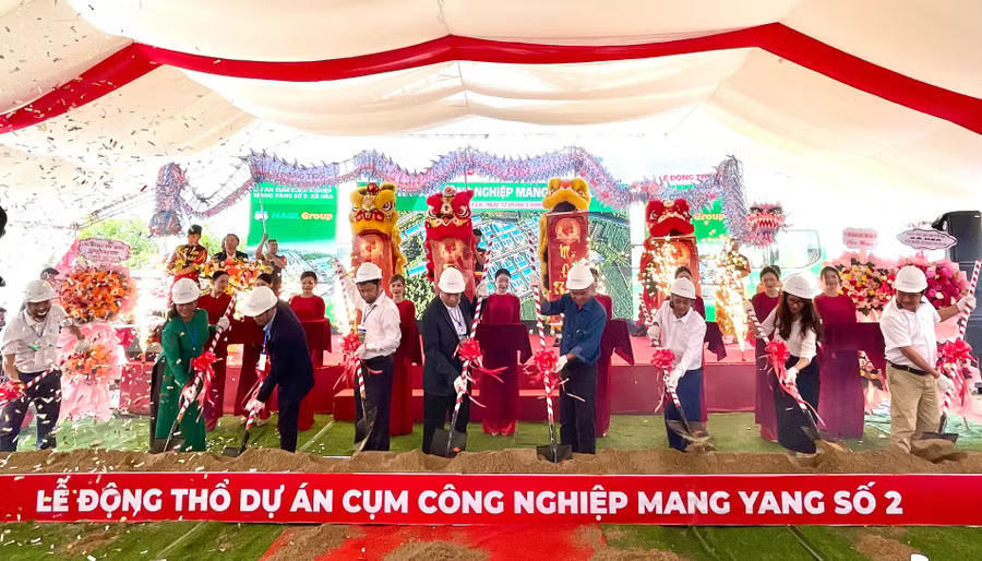 Thực hiện nghi thức khởi công. 