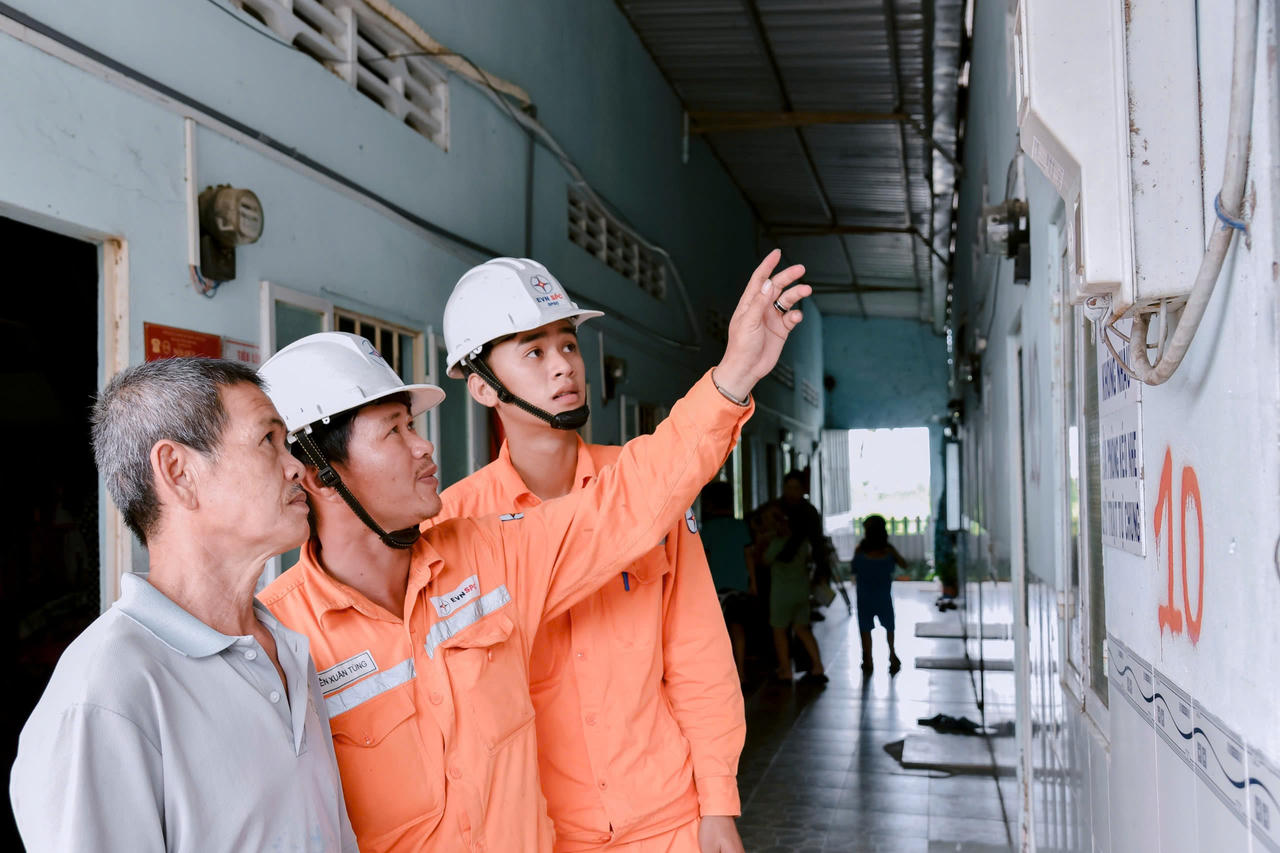 Thực hiện theo khuyến cáo an toàn của ngành điện khi sử dụng điện trong gia đình. Ảnh: EVNSPC