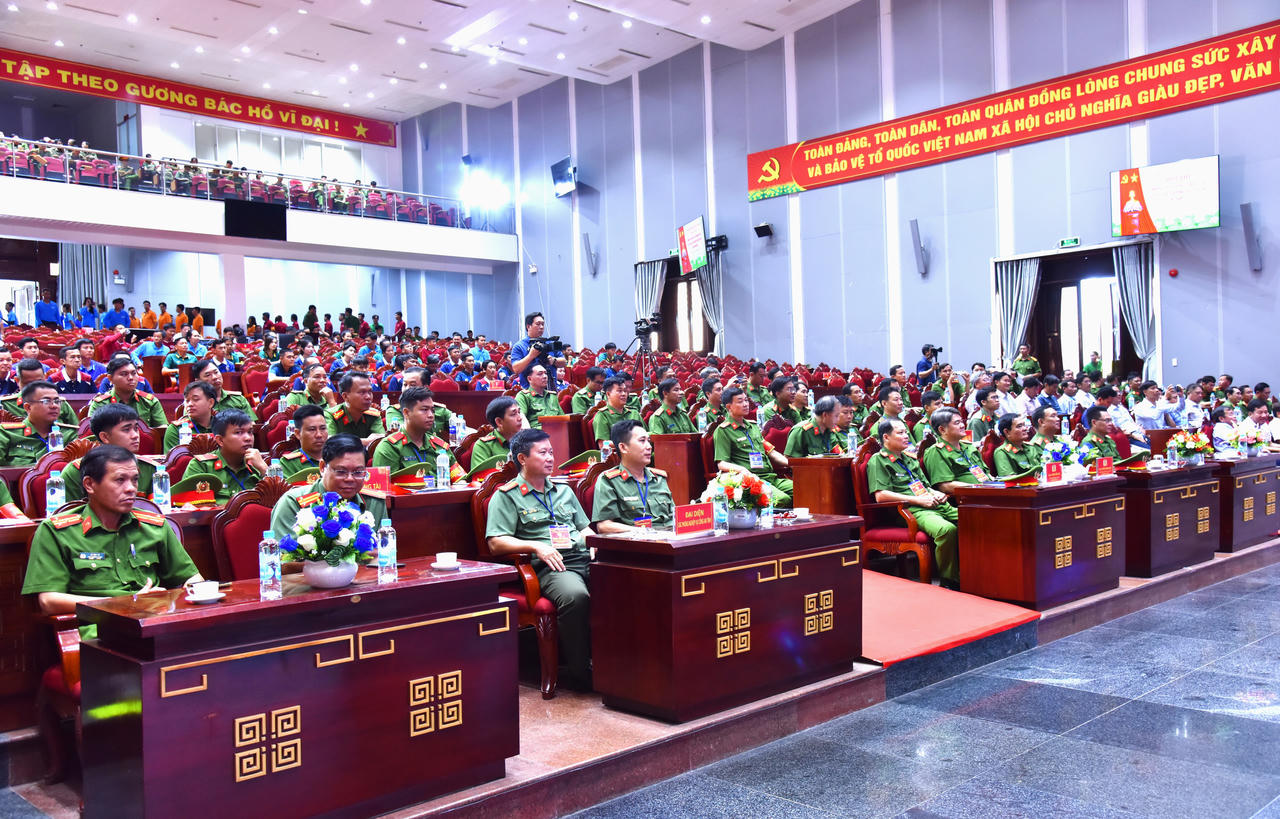 Đại biểu tham dự Hội thi nghiệp vụ chữa cháy và CNCH “Tổ liên gia an toàn PCCC” tỉnh Cà Mau năm 2026 - Cụm 1 (Ảnh: Hữu Đệ).