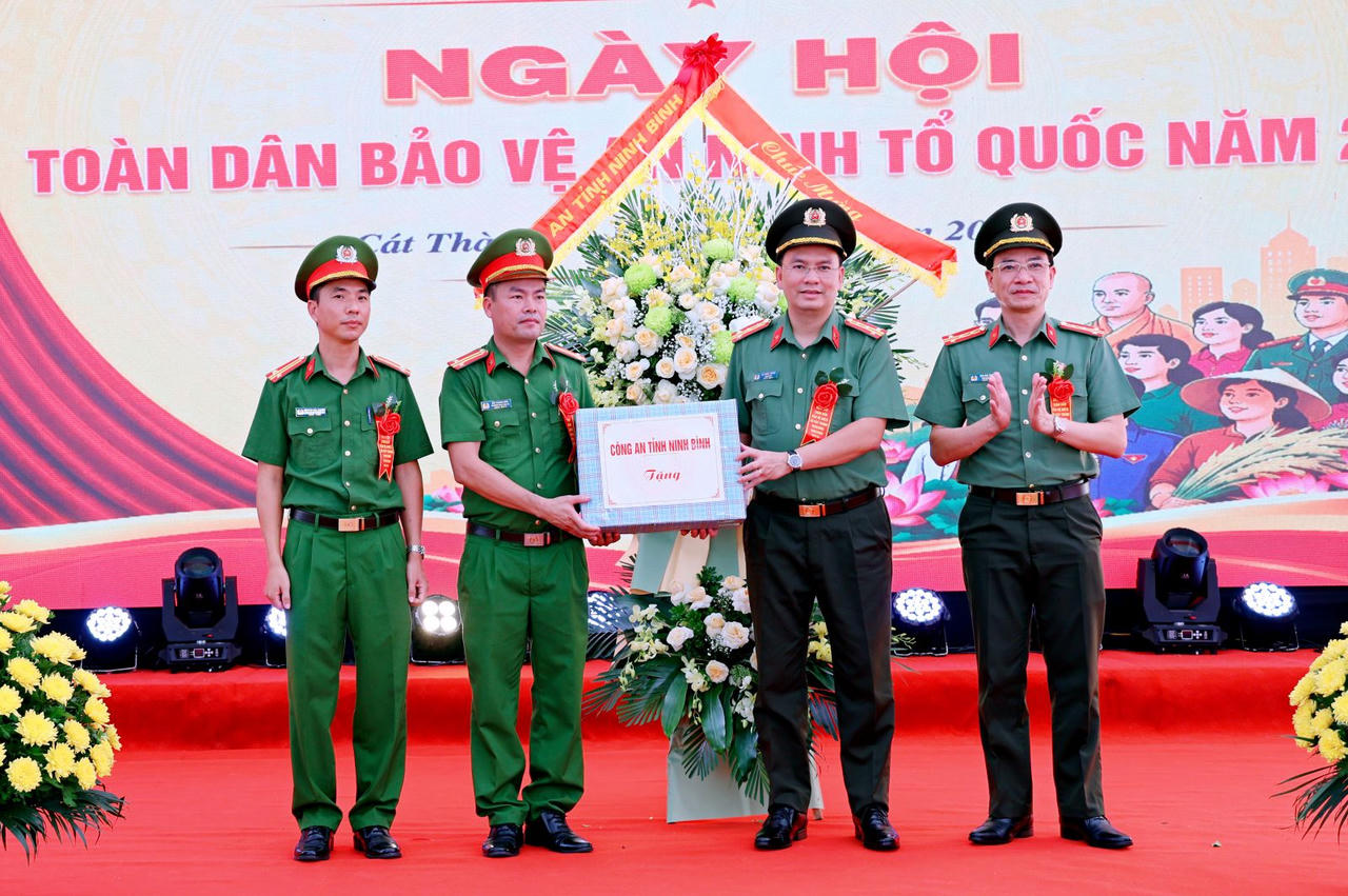 Đại tá Cù Quốc Thắng, Ủy viên Ban Thường vụ Tỉnh ủy, Bí thư Đảng ủy, Giám đốc Công an tỉnh; đồng chí Đại tá Mai Đại Trưng, Phó Giám đốc Công an tỉnh tặng quà cho Công an xã Cát Thành.Ảnh: Công an Ninh Bình