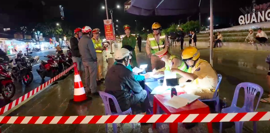 Trường hợp điều khiển phương tiện vi phạm nồng độ cồn bị lập biên bản. Ảnh: CSGT.